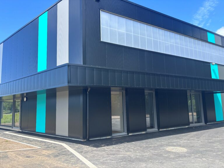 Construction d’un bâtiment d’activités et de bureaux dans la ZA de Kerlivérien à Pleuven pour Alex Alu Menuiserie.